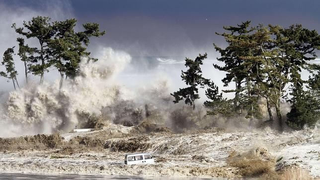 Nuevas imágenes de las olas de hasta diez metros del tsunami de Japón