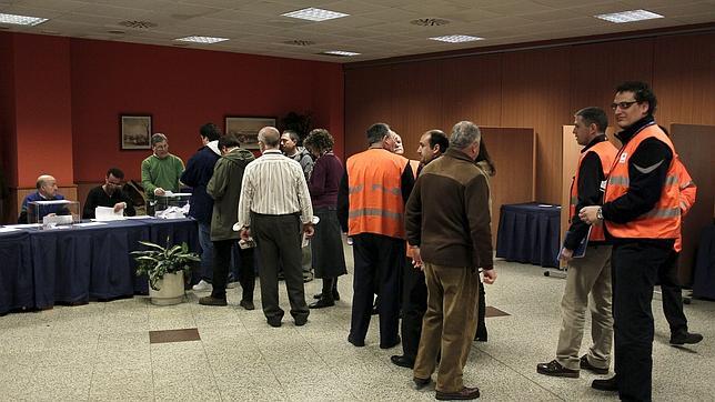 Los trabajadores de AENA acuerdan desconvocar los 22 días de paros