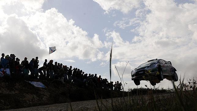 Loeb y Ogier dejan a Latvala líder