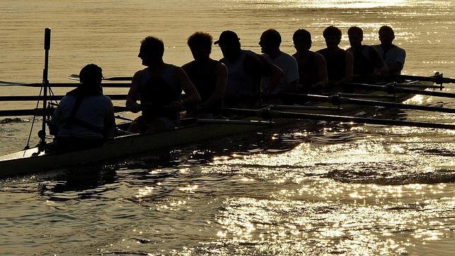 Oxford hunde a Cambridge en la legendaria regata anual en el Támesis
