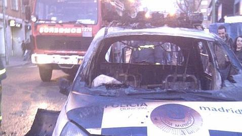 Un grupo de alborotadores incendia un vehículo de la Policía Municipal