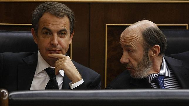 Malestar de Zapatero con Rubalcaba y Chacón por acelerar la sucesión