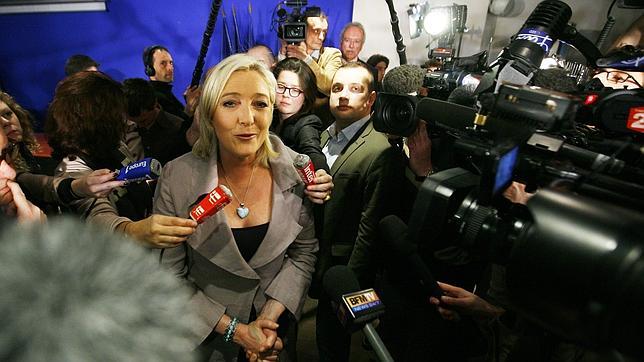 Sarkozy y Marine Le Pen, enzarzados en un duelo a primera sangre política