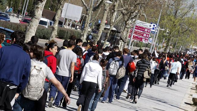 Más de 800 alumnos de Ciencias del Deporte se manifiestan en la ciudad universitaria