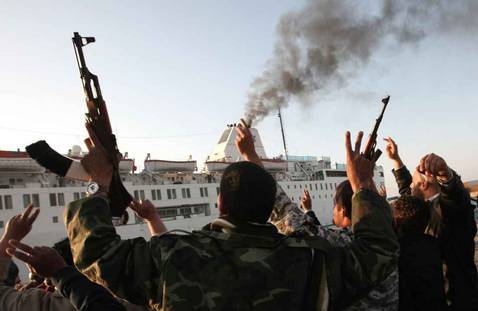 Los rebeldes esperan nuevos ataques de la OTAN para romper la resistencia de Gadafi