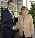 Rajoy dice a Merkel que el euro es interés de todos