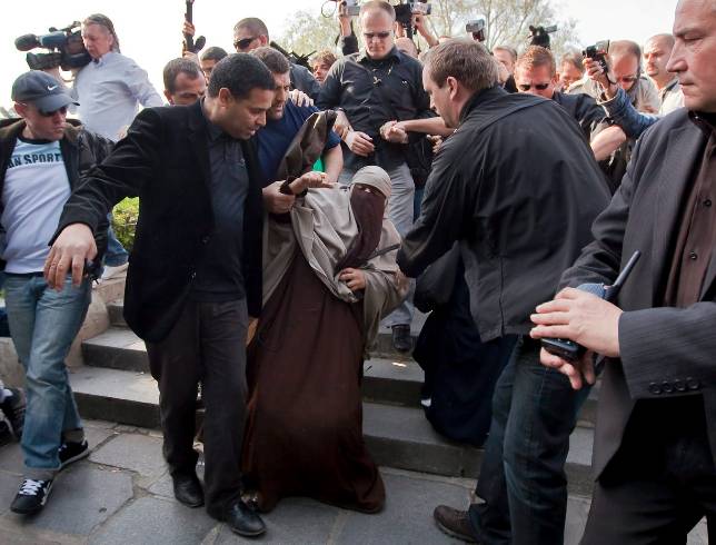 Mucho ruido y tres detenciones en el primer día sin burka en Francia
