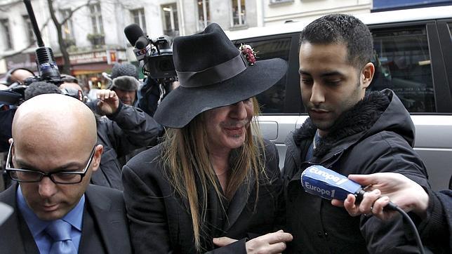 John Galliano reaparece en el aeropuerto de Los Ángeles bajo gritos de «puto racista»