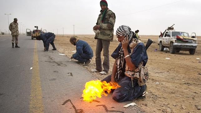 La OTAN sigue esperando más aviones para atacar Libia hasta que caiga Gadafi