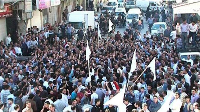 Miles de sirios marchan en Deraa pocos minutos antes del discurso de Al Assad