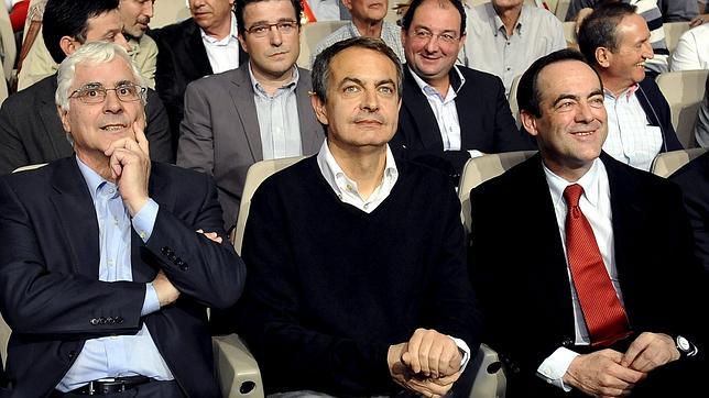 Zapatero pide a Aznar y a Rajoy que «no pongan más zancadillas a España»