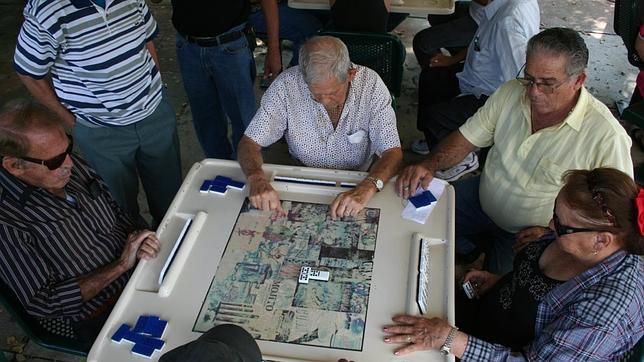 El exilio sólo espera la muerte de Castro