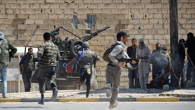 La OTAN acusa a Gadafi de desplegar francotiradores en las mezquitas en Misrata