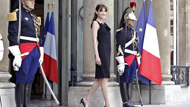 Carla Bruni: «Estar casada con un político, y, para colmo, presidente, es algo muy duro»