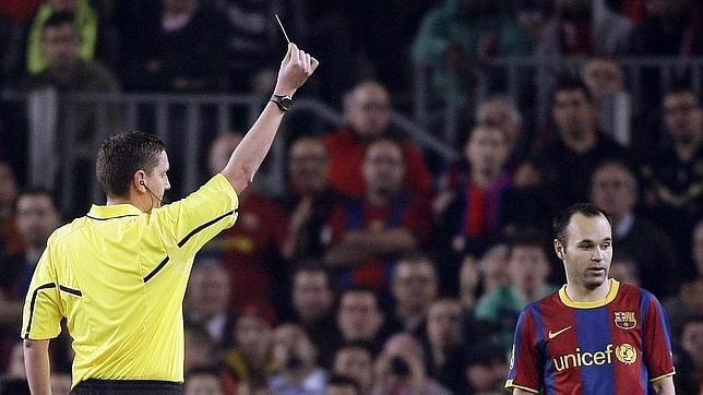 La UEFA desestima una sanción a Iniesta