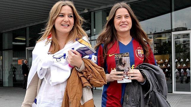 Galería: Miles de aficionados del Barça y el Madrid inundan Valencia