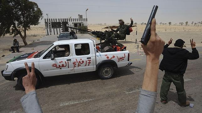 Libia arma a la población para luchar contra una posible «invasión» de la OTAN