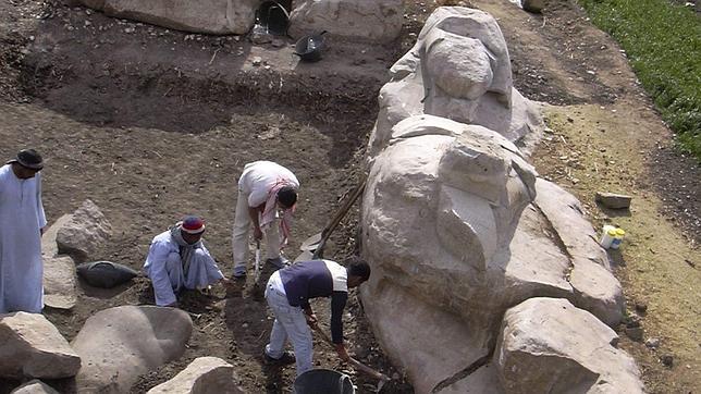 Descubren la estatua más grande del faraón Amenhotep III en el sur de Egipto