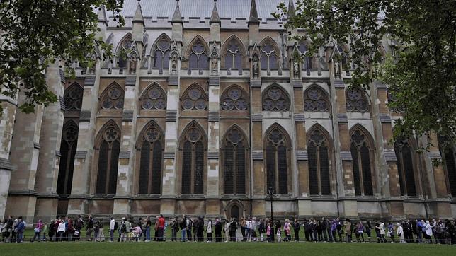 Boda en Londres bajo la lluvia