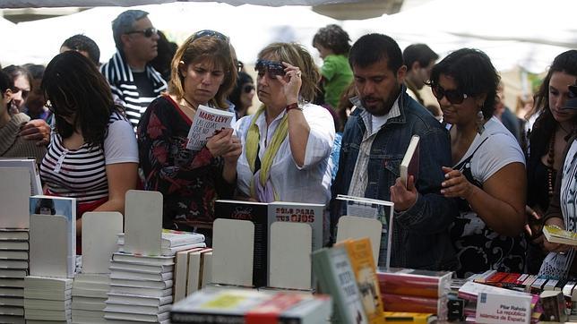 Los libreros, satisfechos pese al ligero bajón de ventas de Sant Jordi