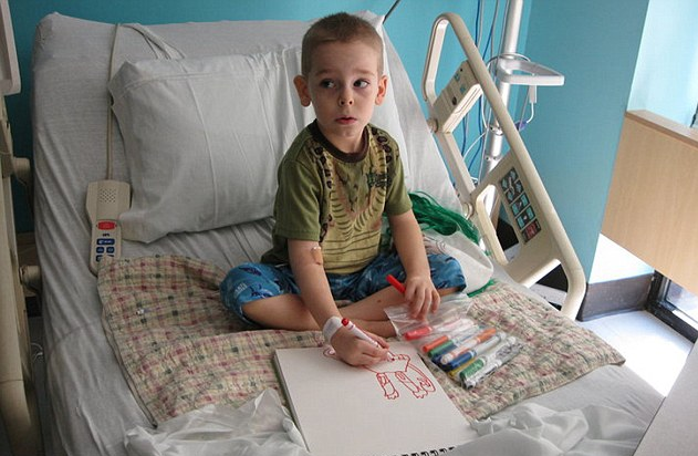 El niño que vende sus dibujos para curarse