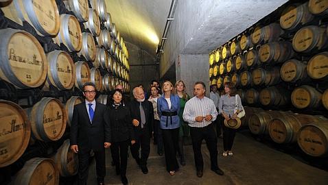 Cospedal promete dejarse «la piel» en defensa del sector del vino