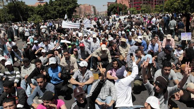 Miles de personas piden en Marraquech que el terrorismo no pare las reformas democráticas