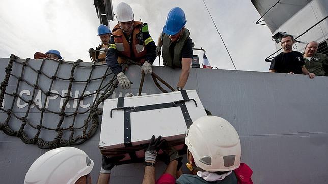 Francia rescata los ordenadores y un motor del avión que cayó al Atlántico