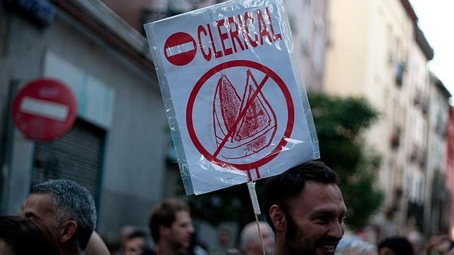 La «marcha atea» apenas reunió a 500 personas en Lavapiés