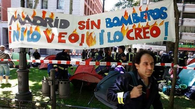 Los bomberos de Madrid desmantelan el campamento del Paseo del Prado