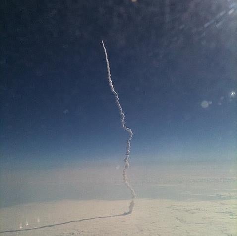 Una mujer capta el último despegue de la nave Endeavour desde su avión