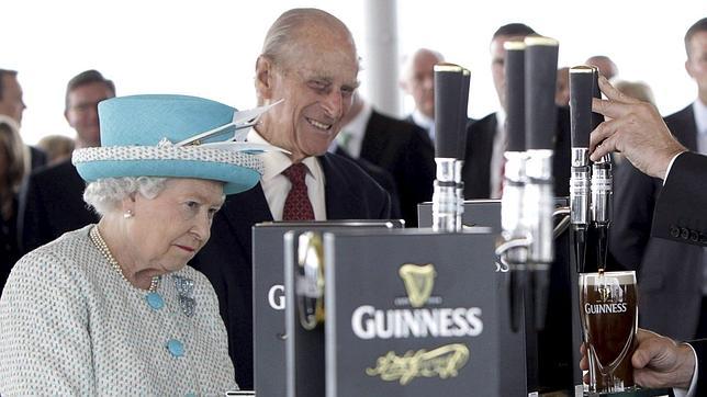 La Reina Isabel II rechaza probar «la pinta perfecta» en Irlanda