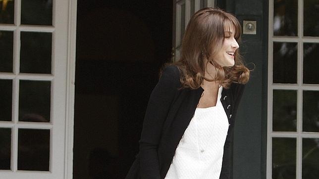 Sarkozy y Carla Bruni atacan en el G-8