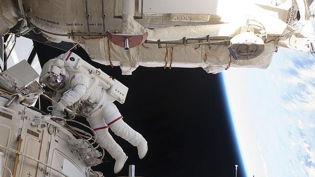 Los astronautas del «Endeavour» completaron la tercera jornada fuera del complejo orbital