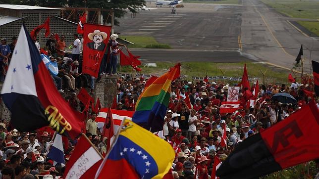 Zelaya vuelve a Honduras y dice que su retorno es una «victoria» de América Latina