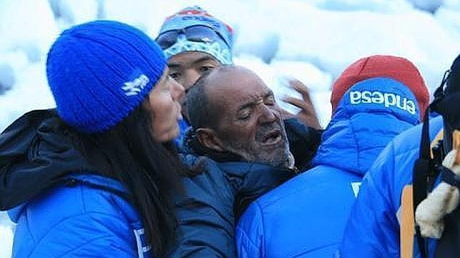 Oiarzabal abandona el hospital y regresa a España