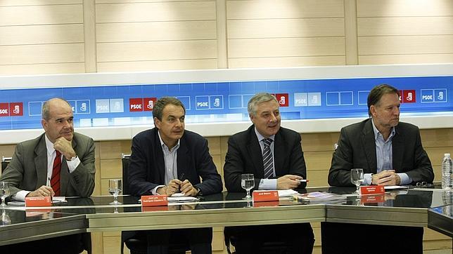 Zapatero recurre al «dedazo» con Rubalcaba para aplacar la rebelión