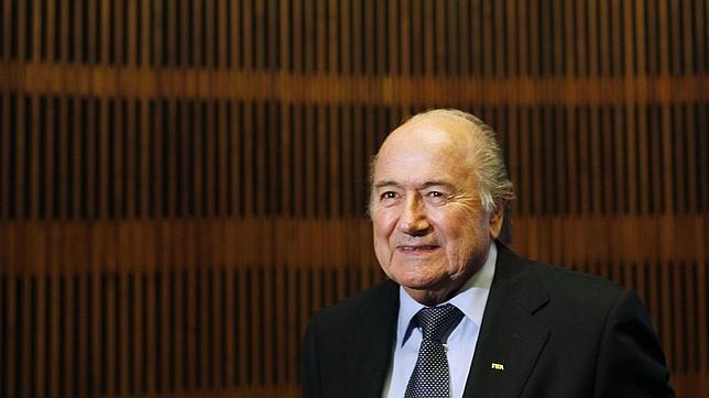 La FIFA desestima las acusaciones sobre Blatter y suspende a Bin Hamman