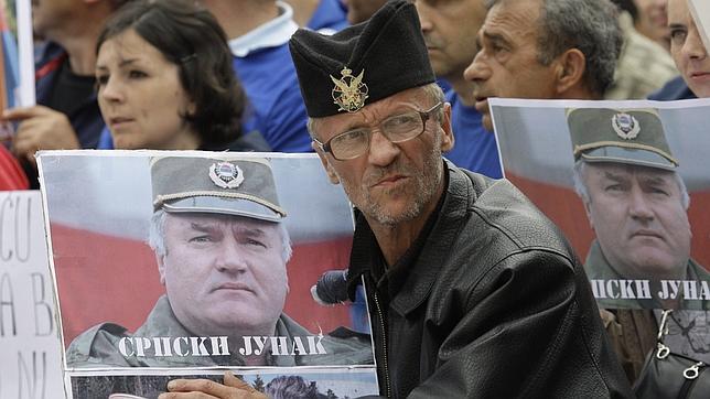 Mladic pide visitar la tumba de su hija por última vez antes de ser extraditado a La Haya