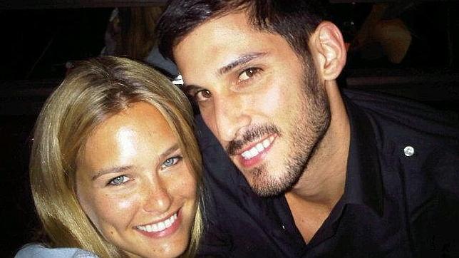 Bar Refaeli sonríe junto a un nuevo chico