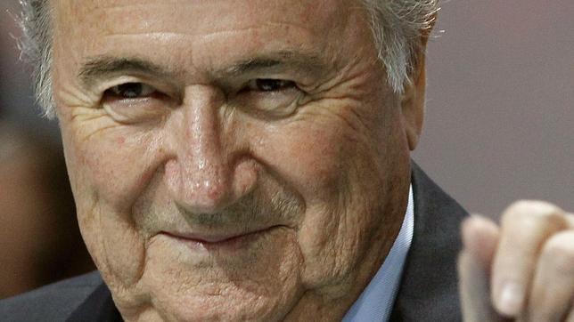 Blatter, reelegido entre escándalos