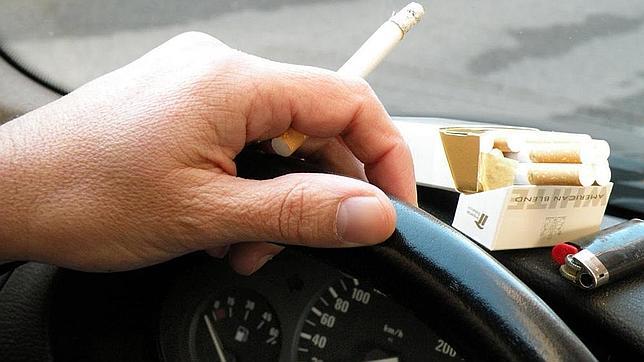 La mitad de los españoles considera que fumar al volante es «una distracción peligrosa»