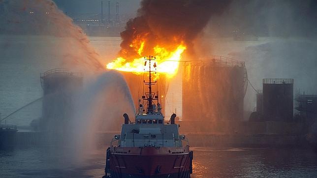 Detectado un vertido en el Estrecho de Gibraltar tras el incendio de los dos tanques