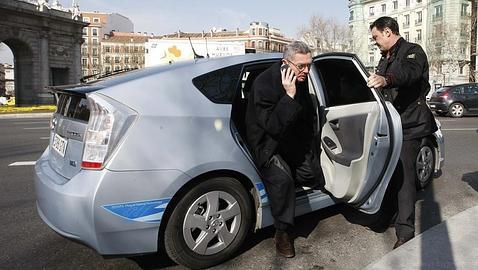 Los ediles se bajan del coche oficial