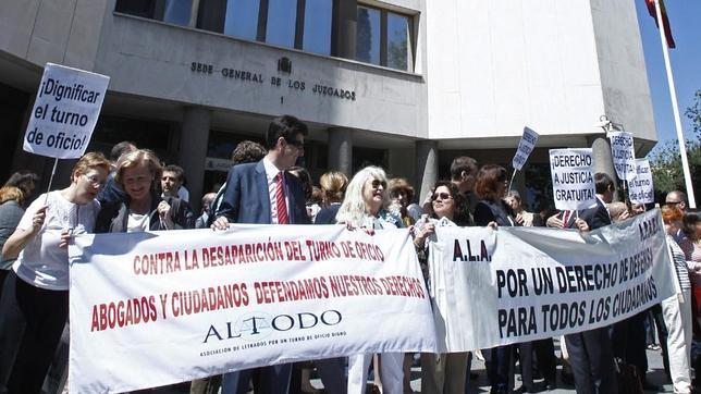 Los abogados del turno de oficio claman ante la falta de pago