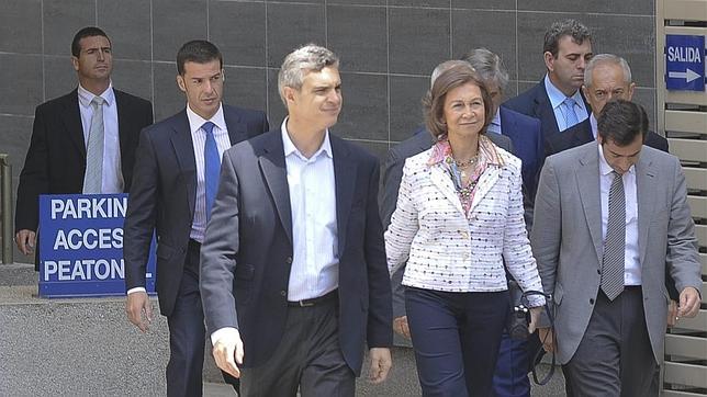 La Reina visitó a Don Juan Carlos y los Príncipes acudirán hoy