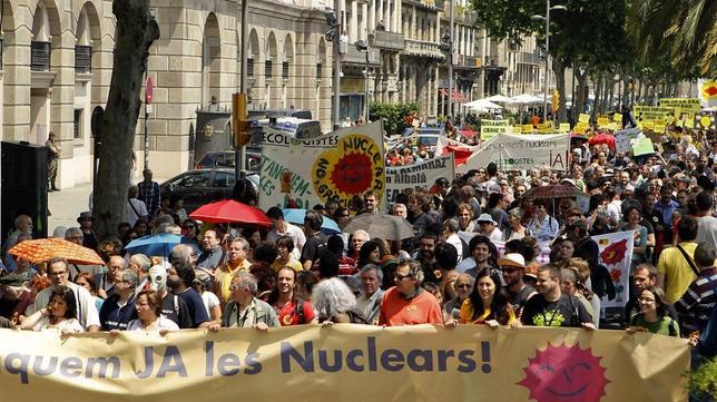 Unas 2.500 personas se manifiestan en Barcelona contra las nucleares