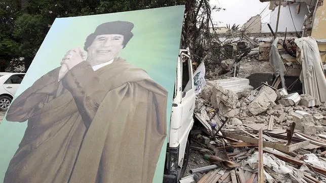 La OTAN intensifica los bombardeos y cerca la residencia de Gadafi