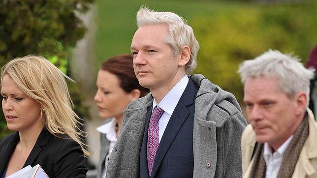 Julian Assange dice que el FBI intentó sobornar a personal de Wikileaks