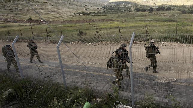 El régimen sirio envía tropas a la ciudad donde murieron más de 100 policías